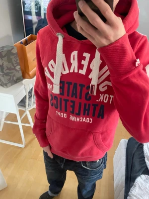Vintage 2000s Superdry hoodie (Japan edition) - Säljer nu denna sjukt snygga vintage 2000s Superdry japan hoodie  i riktigt fint skick😊 Passar perfekt till vintern då den både är varm och bekväm🙌❄️ Säljs ej längre och är ur en limiterad upplaga !Storlek L men passar M🤝 Skriv vid funderingar 📲🤩