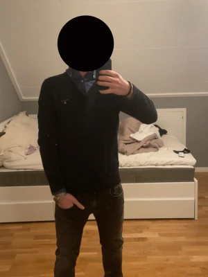 Marinblå stickad tröja från Gant - TOPP SKICK på denna tröja från gant! Den är marinblå och V-ringad. Galet bra kap, bara använd ett fåtal gånger. 