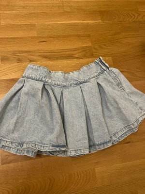 Ljusblå jeanskjol  - Supersöt helt ny ljusblå jeanskjol köpt i spanien