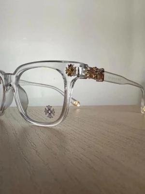 CH genomskinlig och SILVER glasögon  - Helt nya, ist för guld det är SILVER, för mer info skriv t mig, fraktar inom 24 timmar.