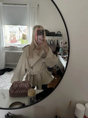 Trenchcoat/ kappa  - Från Zara, köpt på Plick. Den är storlek M men sitter som en S på mig. Brukar ha xs/s i vanliga fall. Pris kan diskuteras vid snabb affär. Nytt pris 1250 mitt pris 500🥰inga defekterw m.m. 