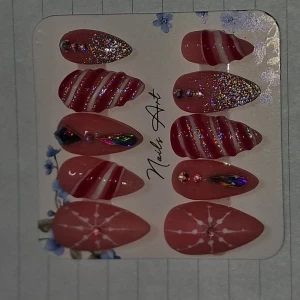 Akryl Jul naglar storlek: M - Säljer ett set med akryl naglar perfekta inför jul. Rengöring, lim & sticki pads ingår med lite extra som tack!