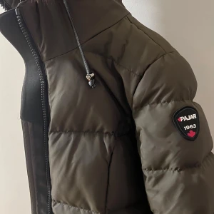 Pajar dunjacka - Köptes för 3-4 år sedan och är fortfarande i nyskick. Extremt fin och tålig jacka. Pris kan självklart diskuteras och skriv gärna pm för mer bilder.