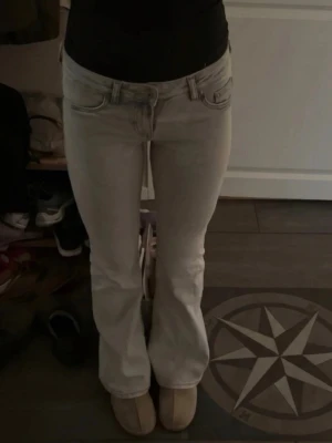 Ginatricot Jeans Flare Ljusgråa - Jätte snygga prislappen finns kanske kvar!!