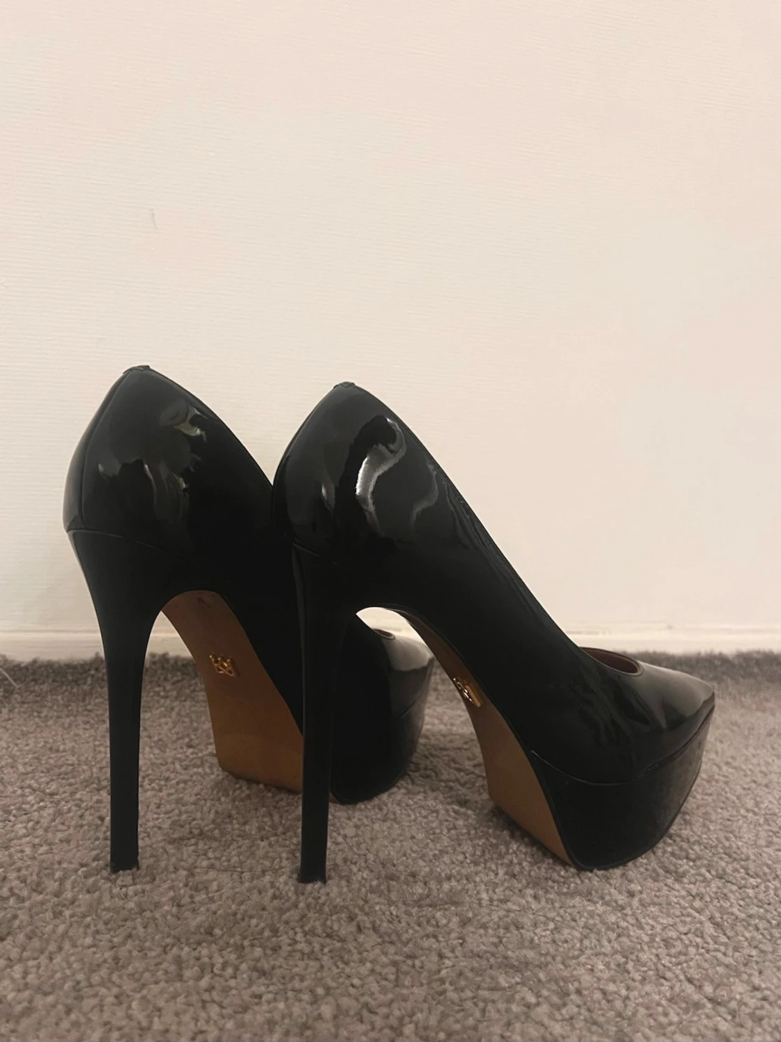 Svarta pumps med hög klack och platå