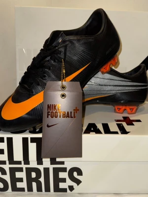 Nike Mercurial Vapor Superfly II FG - Hej, hjälper en vän att sälja sina fotbollsskor, som är använda endast 2-3 matcher samt träning. Storlek 44. Köpta för 4000kr och är som nya. Svårt att få tag på de. Vill sälja de snabbt som möjligt. Kan gå ner vid snabbaffär.