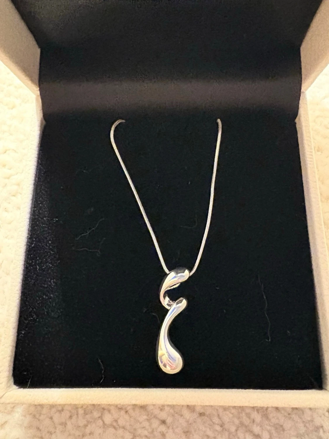 Silvrig halsband med modern hängsmycke - 2