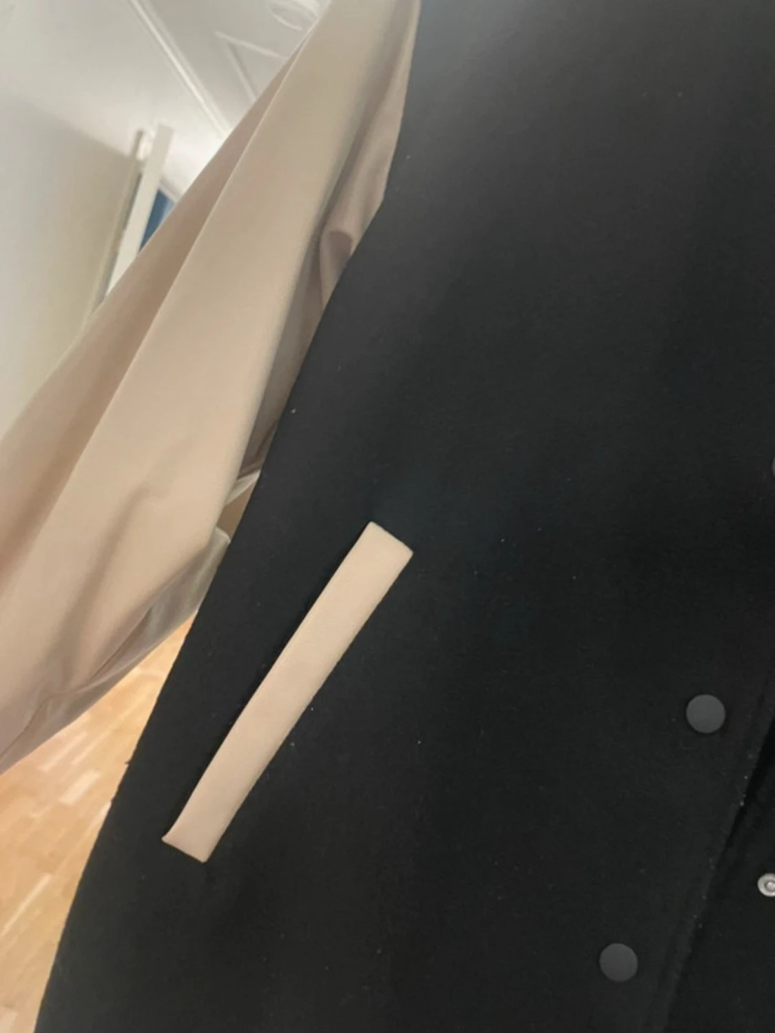 Svart och beige bomberjacka - 2