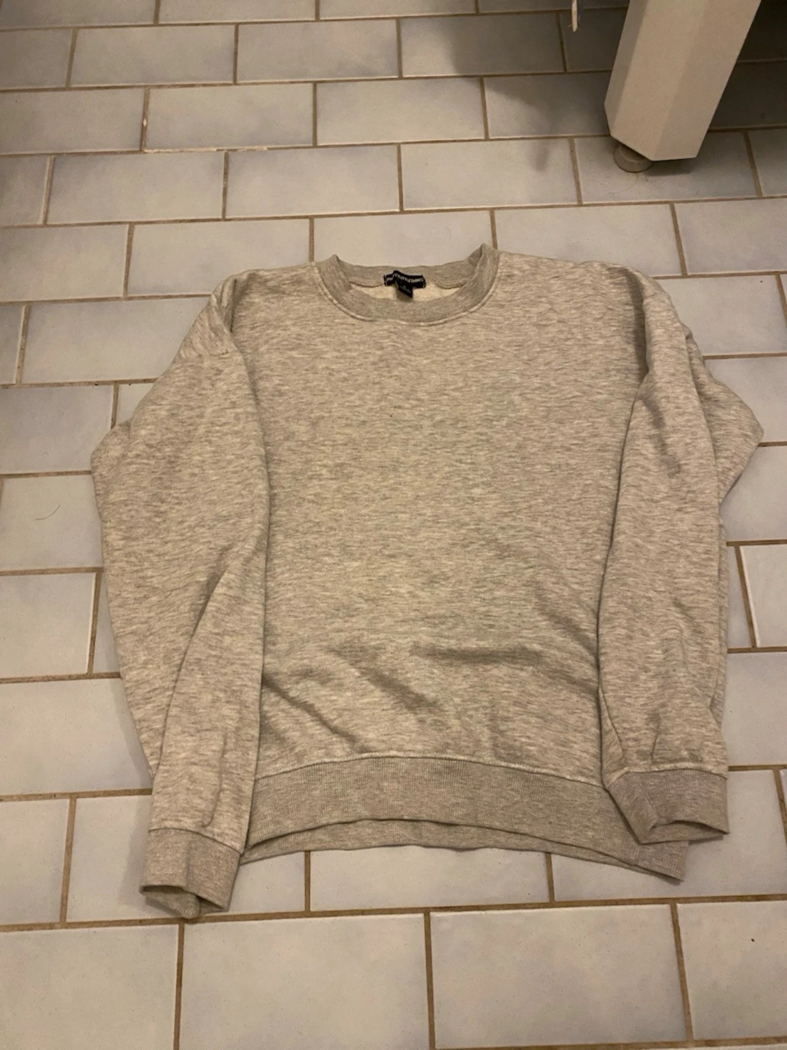 Grå sweatshirt från PrettyLittleThing - 1