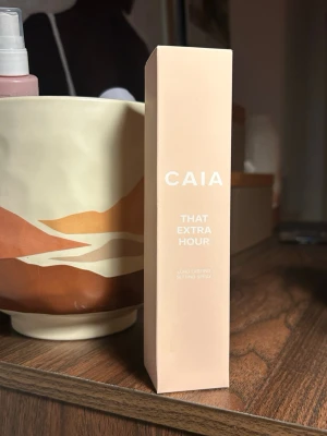 CAIA setting spray  - En sprillans ny That Extra Hour från CAIA. Den är helt förseglad alltså oöppnad och oanvänd. Detta är en setting spray som ska få sminket att hålla väldigt länge. Ordinarie pris är 275kr