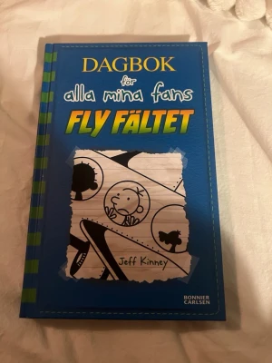 Dagbok för alla mina fans: Fly fältet - Följ med Greg och hans familj på ett galet semesteräventyr! De lämnar vinterkylan för sol och värme, men paradiset visar sig vara fullt av oväntade problem. Perfekt för dig som gillar humor, pinsamma situationer och roliga illustrationer!