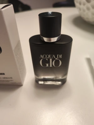 Acqua di Giò Parfum – 50 ml (nästan ny) parfym herr - Säljer en Acqua di Giò Parfum 50 ml. Endast provsprayad 4–5 spray, i princip helt full och som ny. Nypris: 1 400 Inköpt 23/12/2025 på Kicks, Allum Partille. (Kvitto finns). Förvarad korrekt. Testade parfymen i butik och tyckte den kändes bra, men när jag använde den hemma märkte jag att den tyvärr inte passar mig (rots mycket fina betyg). Finns för upphämtning i Partille eller Lilla Edet och kan skickas. Kan även tänka mig byte.