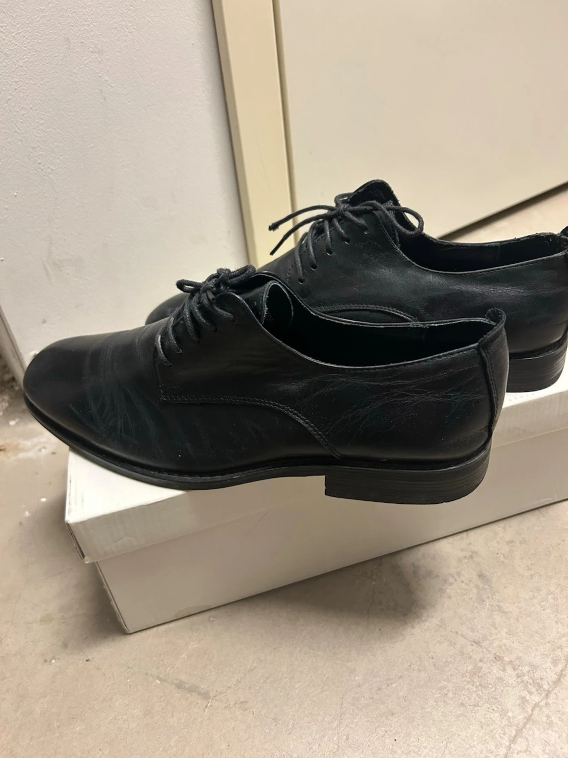 Svarta kostymskor från TILT, strl 42