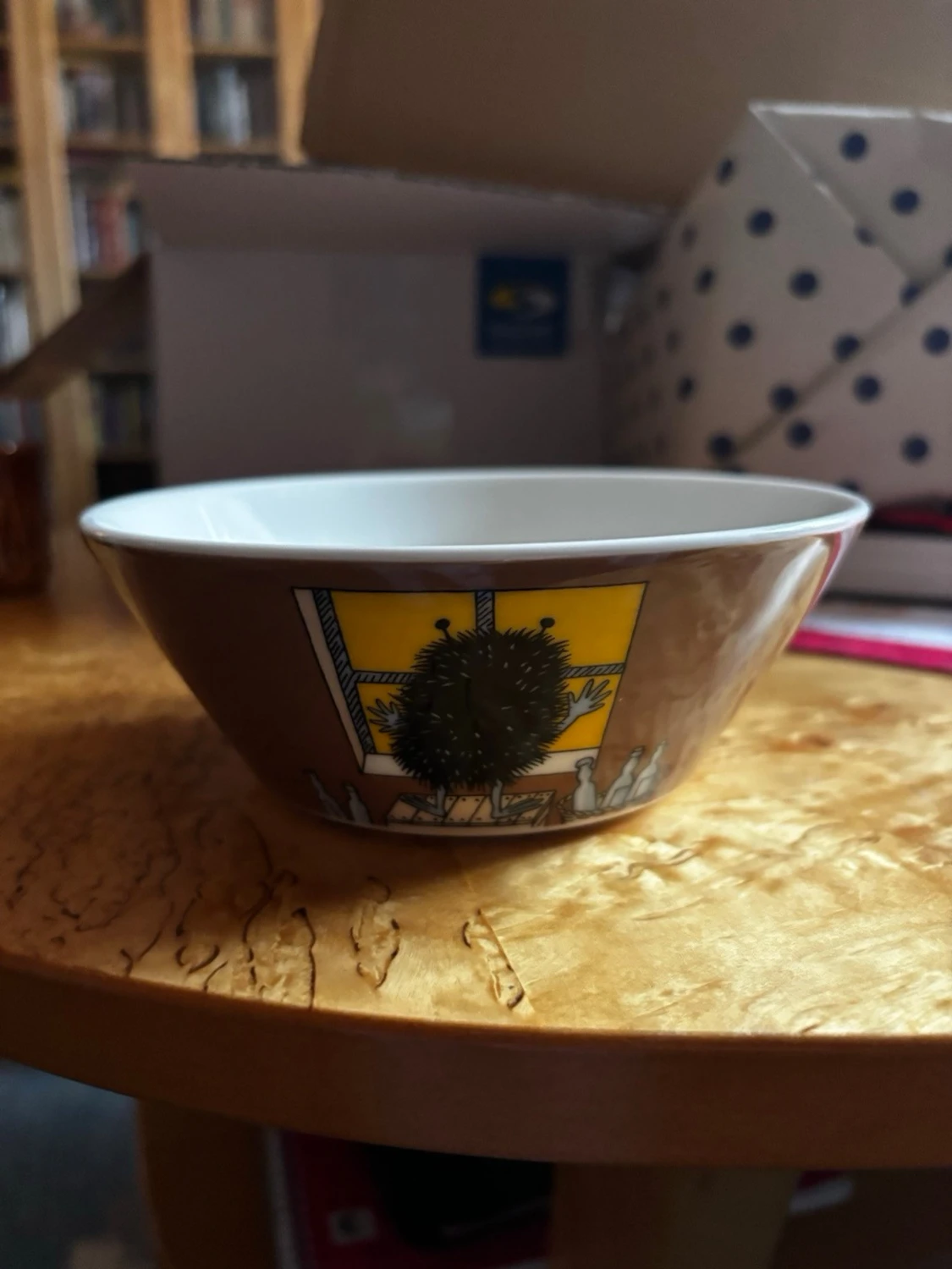 Brun Mumin-skål med stinky in action  - 2