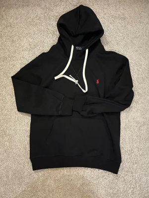 Polo Ralph Lauren Hoddie - En skön hoddie från Polo Ralph Lauren. Storlek M. Skriv vid intresse.