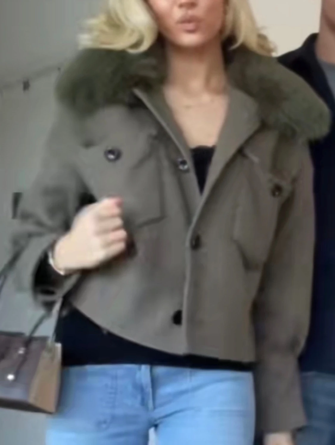 Brun pälsjacka med stora knappar - 1