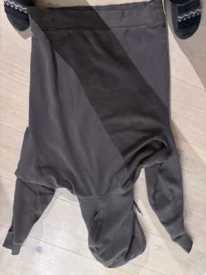 Originals hoodie, Small - Grå , skön originalshoodie perfekt för våren ! Använd men inget som syns , väldigt bra kvalitet 