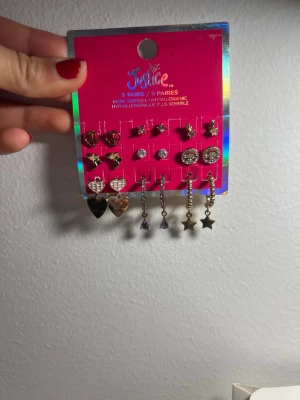  Örhängen  - Bilden visar ett set med örhängen från justice