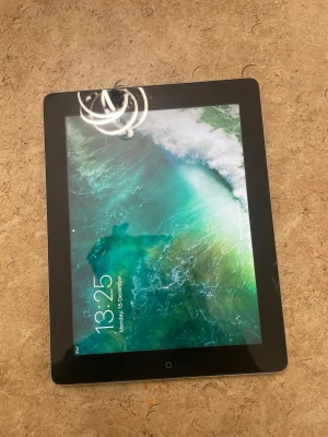 Ingen väst syns på bilderna - Bilderna visar en iPad och inte någon väst. Ingen information om färg, form, märke eller material på någon väst kan ges.