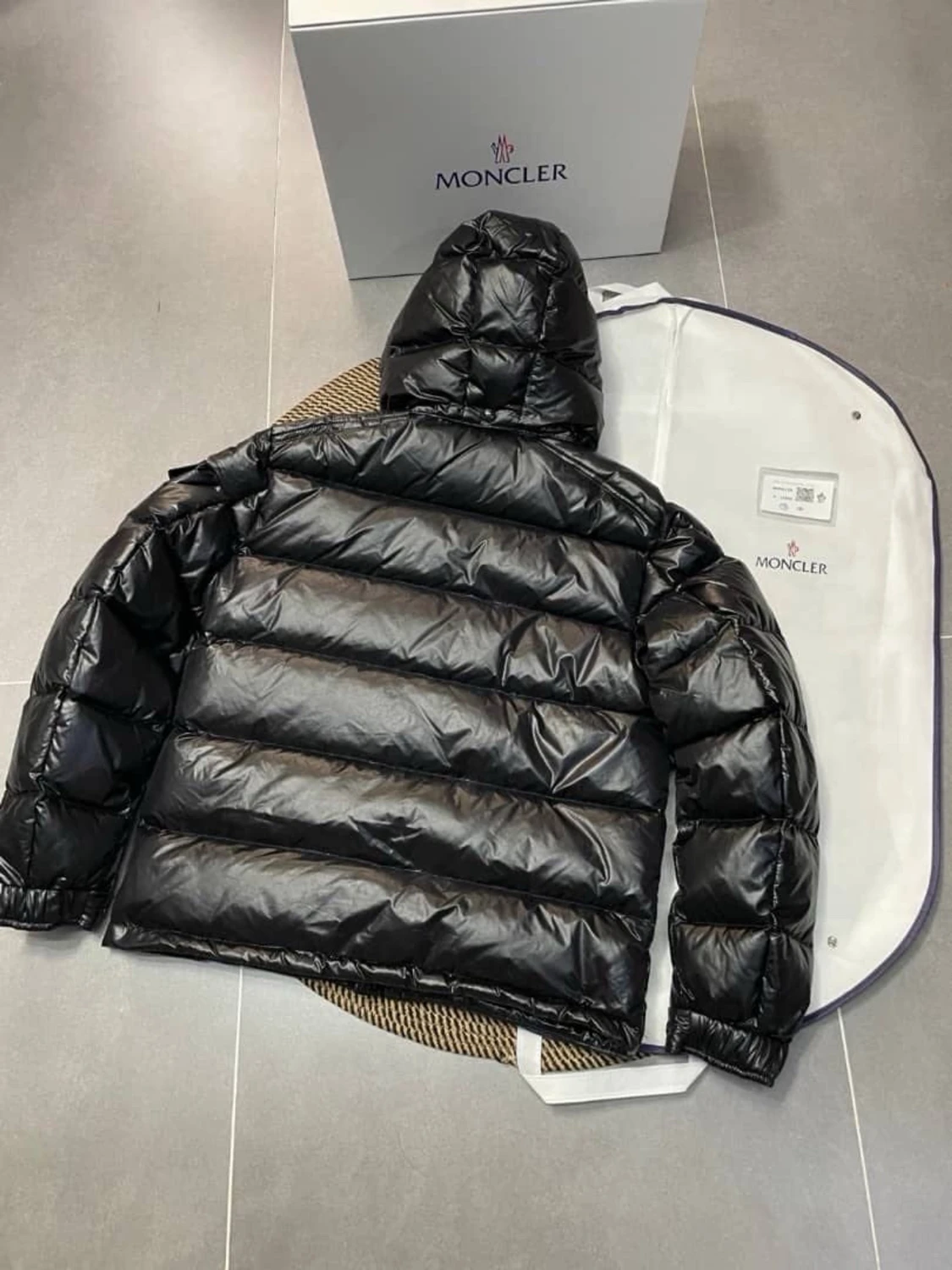 Svart Moncler dunjacka med huva - 2