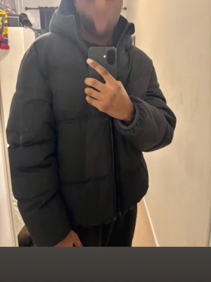 Svart pufferjacka från Hollister - Svart pufferjacks från Hollister som köptes förra vintern. Den har använts ett fåtal gånger och är i mycket fint skick. Jackan är stor och håller dig varm under kyliga dagar. Hör av dig vid intresse.