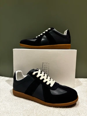 Maison Margiela Gats - Maison Margiela gats i mörkblå colorway. Skick - 10/10, helt oanvända! Skriv privat vid frågor 🤝