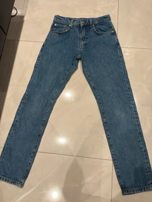 Woodbird 90s Blue jeans, storlek 26/30 - Säljer ett par klassiska blå jeans från Woodbird i modellen 'Stone Blue Jeans', färg 90s Blue. Jeansen har rak passform, och normal midja. Perfekt för dig som gillar enkel design och mer ” stockholms stil”. Dessa jeans ör i gott skick och ör inte andvänd mer än 5 gånger. Hör av er vid funderingar mvh Max