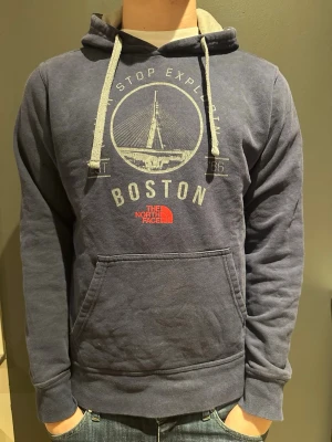 North face tröja - Snygg North face tröja men snygga dikaler på. Passar bra nu till de kallare dagarna