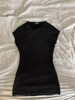Svart kortklänning Gina Tricot - Fin, kort klänning från Gina. Har klippt upp själv, så den nedre kanten är pyttelite hackig, men det är inget som syns när plagget är på!😇 Perfekt till nyår!!! Xs men passar xxs
