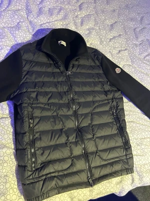 Svart pufferjacka från Moncler - En jätte snygg svart moncler cardigan i storlek s som säljs eftersom den har blivit lite liten på mig och använder inte den, inga fel på den och inga fläckar eller slitage, skriv vid frågor eller pris förslag