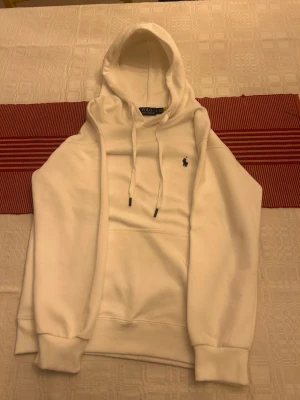 Ralph lauren hoodie - Säljer en Ralph lauren hoodie strl S i väldigt bra skick, passar mig tyvärr inte längre
