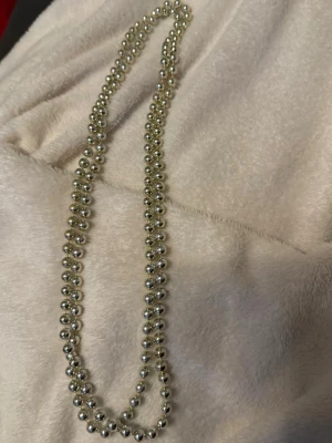 Beige pälsväst med mjuk känsla - Säljer en beige pälsväst med supermjuk och fluffig känsla. Perfekt att slänga över en hoodie eller långärmad tröja för en chill och trendig look. 