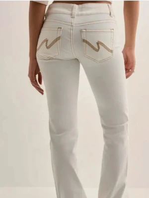 Vita jeans Nelly - Köpt för 699kr och använda endast 2 ggr.