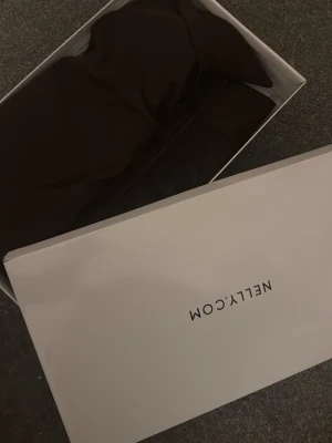 Svarta Folded Shaft Boots från Nelly - Säljer ett par svarta Folded Shaft Boots från Nelly . Helt nya jag fick ej använda de alls, fick fel storlek och därför jag säljer mrn annare de e så fina och de slut såld.