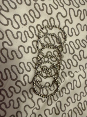 6 st armband  -  flera silverfärgade pärlarmband eller kedjor. 