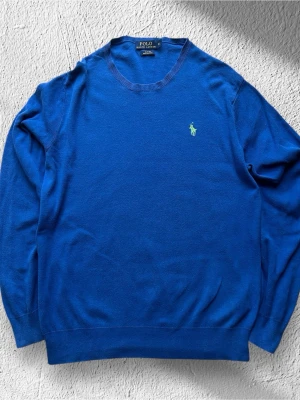 Blå Ralph Lauren Tröja - Klassisk Ralph Lauren tröja i blå färg. Tröjan är i mycket bra skick men har tyvärr ett hål under armhålan. (Se sista bilden) Sparsamt använd förövrigt :-)  Storlek: M Skick: Mycket bra skick! Tyvärr ett hål vid armhålan (precis på en söm vid armhålan) Se sista bilden  Färg: Blå Märke: Ralph Lauren Modell: Sweatshirt, tröja     Hör gärna av dig vid frågor så svarar jag så fort jag kan! 😁