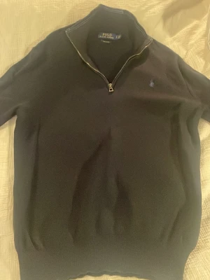 Ralph Lauren half-zip - En mörkblå stickad half-zip från Ralph Lauren, vill skriva mycket bra skick egentligen men skulle säga att den är mellan bra och mycket bra