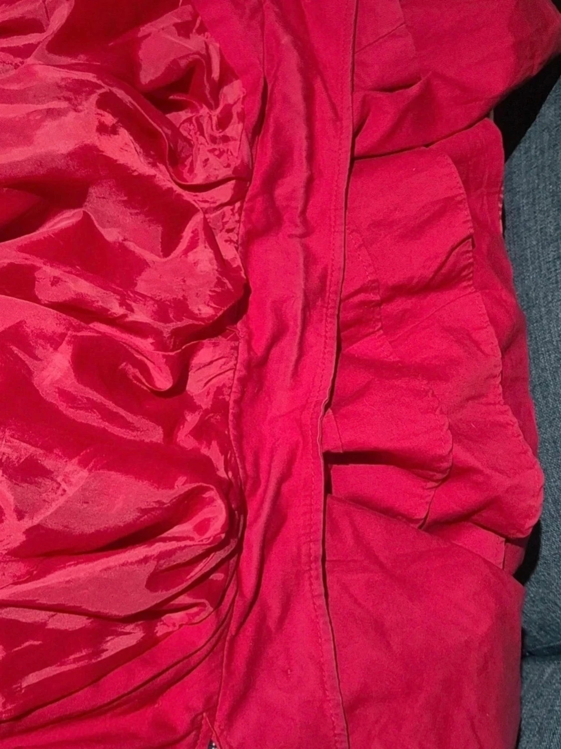 Röd rock med knappar och hög krage - 5