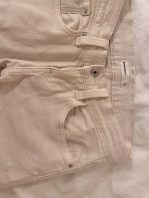 Beige bootcut jeans från Gina Tricot - Säljer ett par helt oanvända beiga jeans med broderings design på fram och bakfickor, säljer då dom aldrig kommer till användning. Skriv privat för mer bilder!!💓