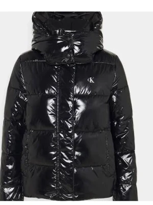 Svart pufferjacka från Calvin Klein  -  (Pris kan diskuteras) Snygg svart pufferjacka från Calvin Klein med glansig finish och stor huva. Jackan har CK-logga på bröstet, dragkedja framtill och långa ärmar. Jackan är köpt vintern 2024 men ser väldigt oanvänd ut den är i väldigt bra skick. Perfekt för kalla dagar när du vill ha både stil och värme.