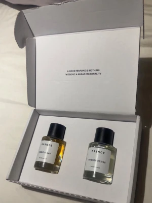 Essnce parfym herr - Upptäck två Eau de Parfum från Essnce: Noble Eclat och Intense Desire. Perfekt för dig som vill variera din stil och uttrycka din personlighet. Snygg och modern förpackning som passar dig som gillar att sticka ut. Testade 2 sprut. 