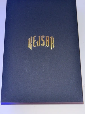 Glittrig Kejsar tennislänk - Hej. Säljer en glittrig tennislänk från Kejsar, levereras i original ask. Länken är silverfärgad och täckt med gnistrande stenar som ger en lyxig vibe. Perfekt för dig som vill sticka ut och addera bling till din outfit. Nypris 1999. Pris kan diskuteras vid snabb och enkel affär. ( möts bara upp) Helsingborg,Åstorp,Klippan,Bjuv, Kvidinge. Tveka inte på att höra av dig 