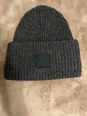 Acne Studios mössa  - Hej! Säljer min mössa då den inte kommer till någon användning längre, mössan är i ett väldigt bra skick som man ser på bilderna👌🏼 Vid frågor kom privat🙂