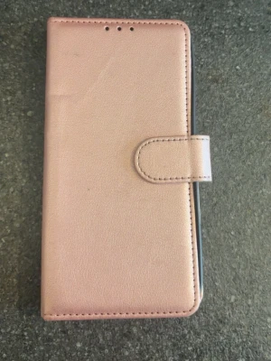 iPhone 16 phonecase  - Pink shimmery iPhone 16 phones case with multiple card holders on the inside. 