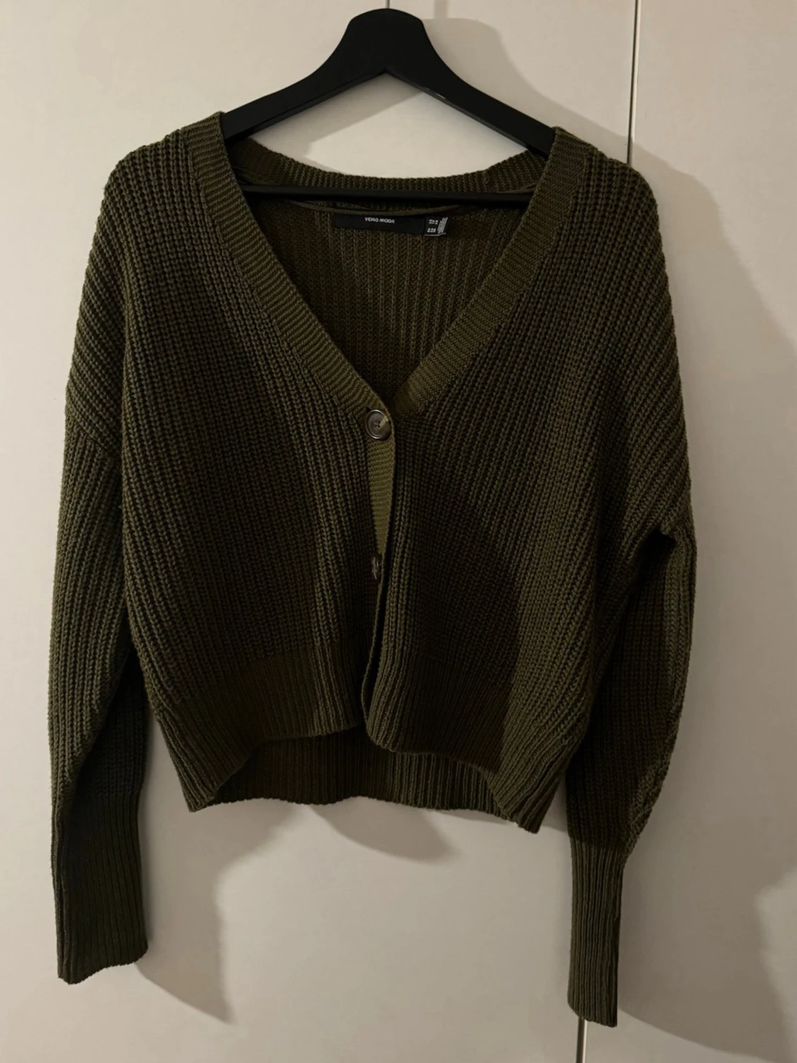 Olivgrön stickad kofta från Vero Moda