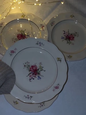 Gustavsberg Flint Porslin Carina assietter 4st✨ - Underbara assietter från Gustavsberg med vackra blommor i serien Carina från 1900-talet🏰🌷finns även tillhörande tallrikar för den som önskar ett helt sett✨☺️