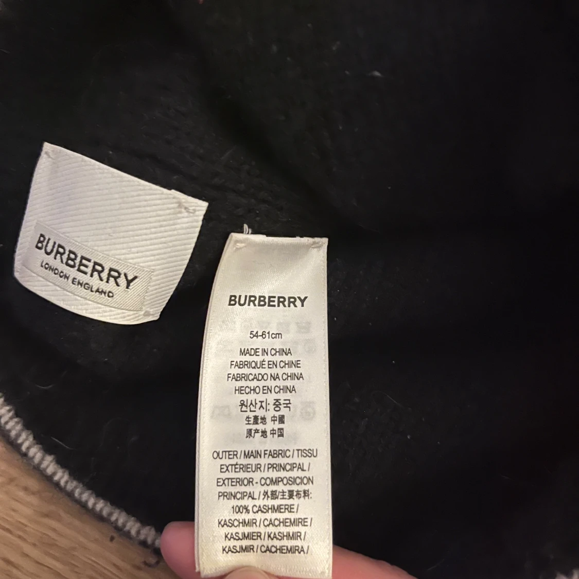 Svart Burberry mössa i kashmir - 2