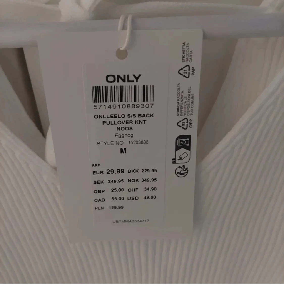 Vit ribbad topp från ONLY med puffärm och knytning i ryggen  - 3