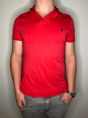 Röd piké från Ralph Lauren - Röd Ralph Lauren piké oanvänd, storlek M