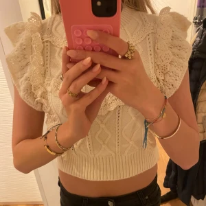 Vit detaljerad tröja - Säljer denna jättefina tröjan med volanger och massa olika fina detaljer. Köpt från mango och är i storlek S . Fint skick, använd en gång. Skriv för fler bilder eller frågor. Pris kan diskuteras💞